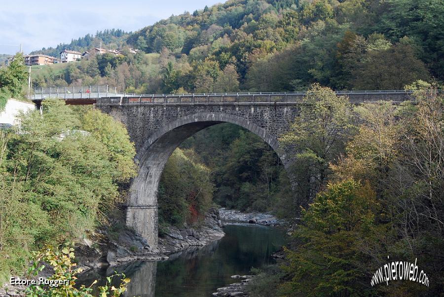 61 - San Giovanni Bianco, il ponte della ferrovia ....JPG